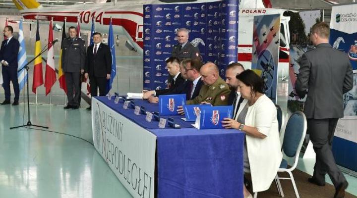 Podpisanie porozumienia ws. organizacji Air Show 2018 (fot. Mirosław Cyryl Wójtowicz/Klub DG RSZ)