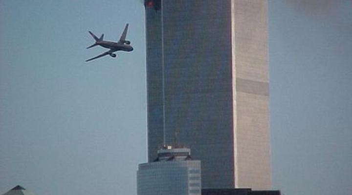 Boeing 767 tuż przed uderzeniem w Wieżę Południową WTC 9/11