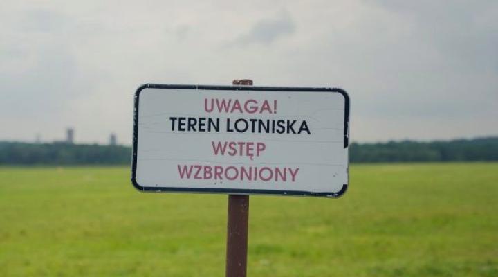 Teren lotniska - wstęp wzbroniony (fot. cedd.pl)