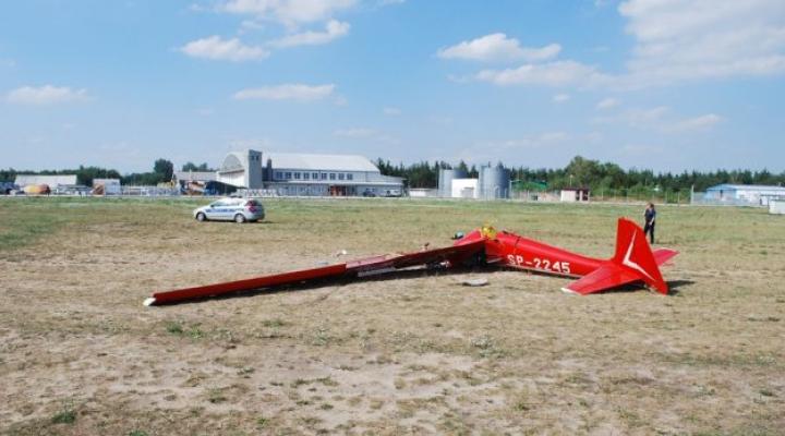 Wypadek szybowca Mucha Standard na mieleckim lotnisku (fot. KPP Mielec)