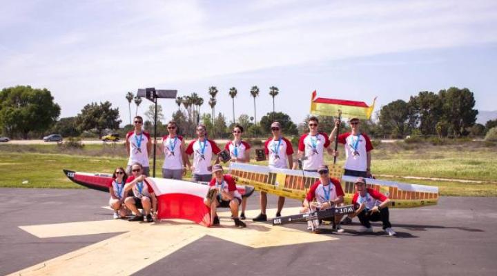Członkowie Międzywydziałowego Koła Naukowego SAE AeroDesign ze swoimi samolotami (fot. SAE AeroDesign/FB)