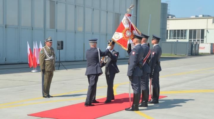 Przekazanie obowiązków Dowódcy 2. Skrzydła Lotnictwa Taktycznego (fot. 2slt.wp.mil.pl)