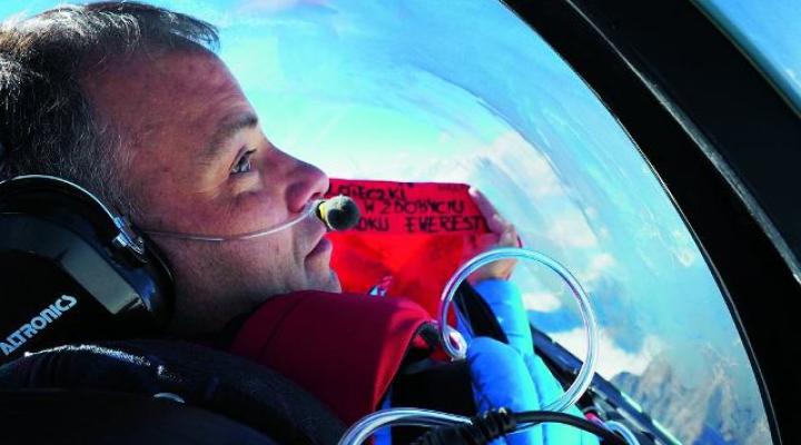 Sebastian Kawa w szybowcu podczas lotu nad Himalajami (fot. dkchwalowice.pl)