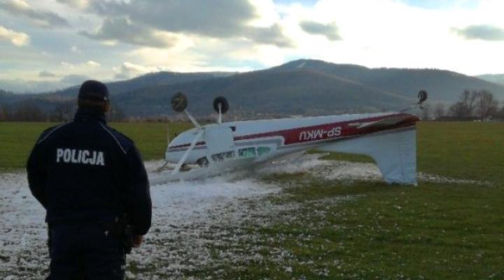  Przewrócona Cessna A185 F Skywagon na lotnisku w Aleksandrowicach (fot. Śląska.Policja.pl/Bielsko-Biała)