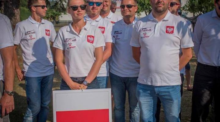 Polska reprezentacja na ceremonii otwarcia Mistrzostw Świata w Akrobacji Szybowcowej w Zbraslavicach (fot.Makula Aerobatic Team)