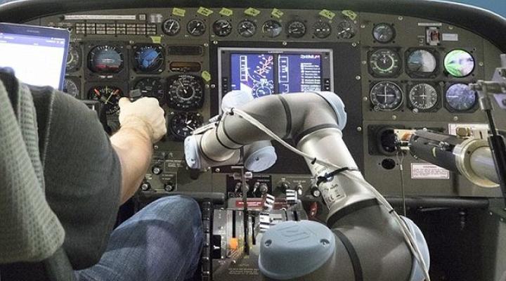 DARPA testuje robota w roli drugiego pilota
