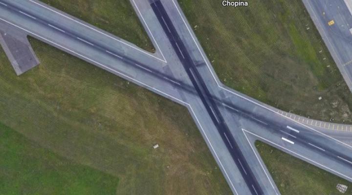 Skrzyżowanie dróg startowych na lotnisku Okęcie, fot. Youtube