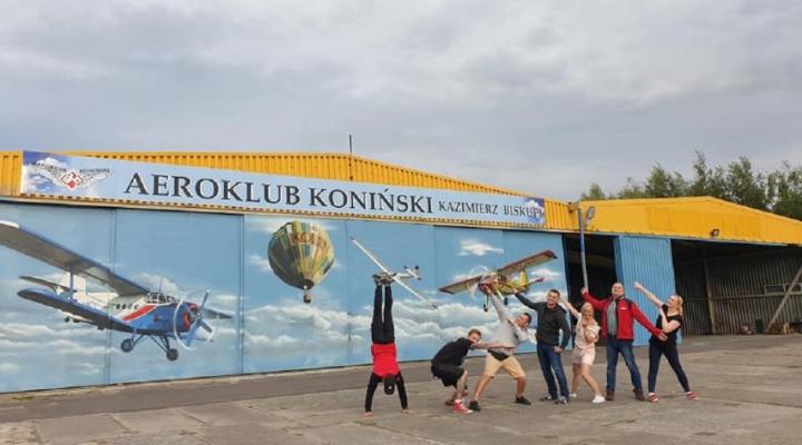 Nowy szyld na hangarze Aeroklubu Konińskiego, fot. konin.naszemiasto.pl