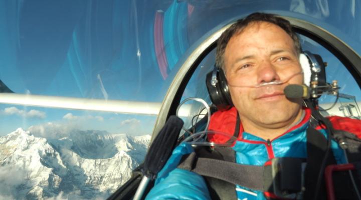 Sebastian Kawa podcza lotu nad Himalajami
