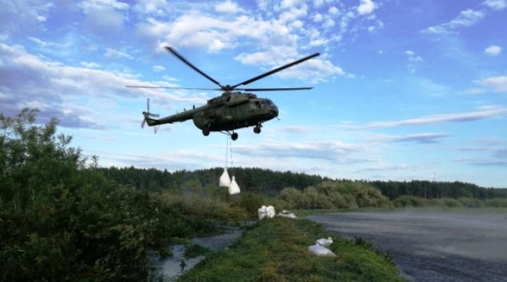 Załoga śmigłowca Mi-17 pomaga poszkodowanym (fot. kpt. Tomasz Kowalczuk)