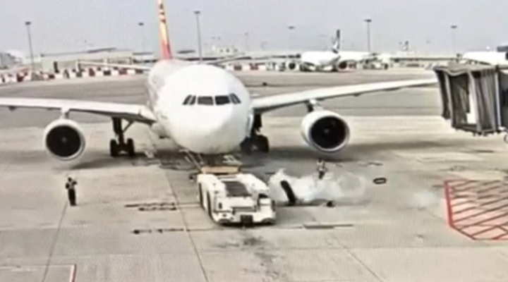 Eksploazja opony holownika podczas wypychania A330, fot. newsinflight.com