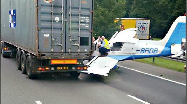 Awaryjne lądowanie samolotu na autostradzie w Niemczech, fot. Bild