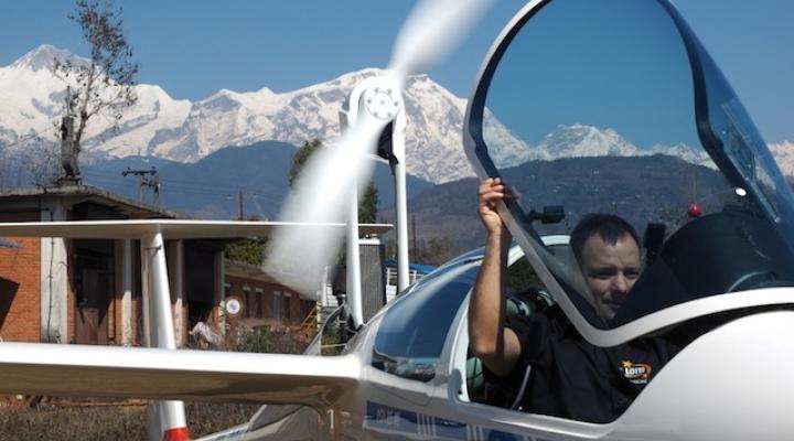 Sebastian Kawa podczas przygotowań do lotu w Nepalu