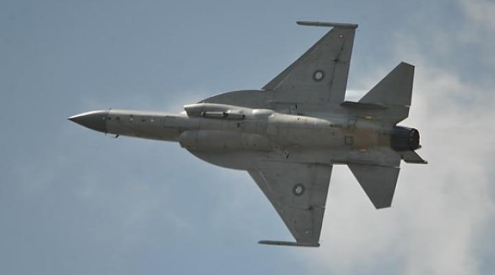 Tanie wojskowe latanie na JF-17 Thunder (fot. Patrick Laureau/ASDS)