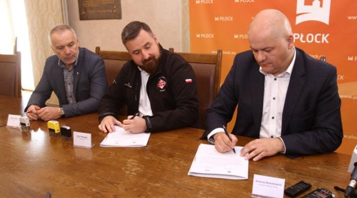Prezydent Płocka podpisał list intencyjny z AZM w sprawie zorganizowania Pikniku Lotniczego (fot. UM Płock)