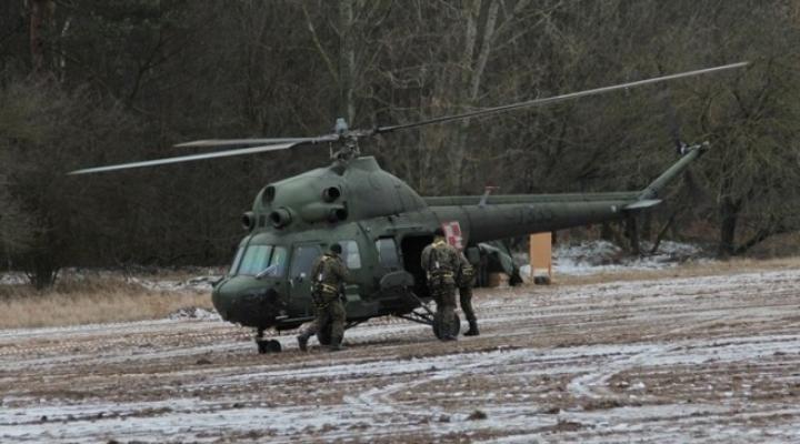 Śmigłowce Mi-2 podczas szkolenia saperów w likwidacji lodowych zatorów (fot. arch. 2 Pułku Inżynieryjnego)