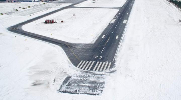 Port lotniczy pokryty śniegiem, fot. Deposit