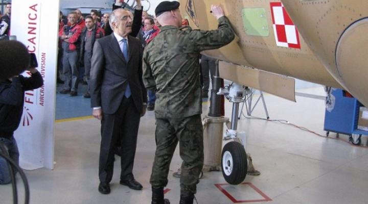 Gen. Różański podpisał pierwszy samolot M-346 Master (fot. Maciej Chilczuk)