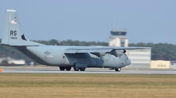 Amerykański samolot transportowy C-130 Hercules (fot. kpt. Włodzimierz Baran)