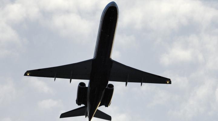Samolot odrzutowy po stracie z lotniska, fot. Independent