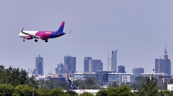 A321 Wizz Air lądujący na lotnisku w Warszawie fot. rp.pl
