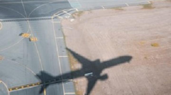 Lądujący samolot - cień, fot. IATA