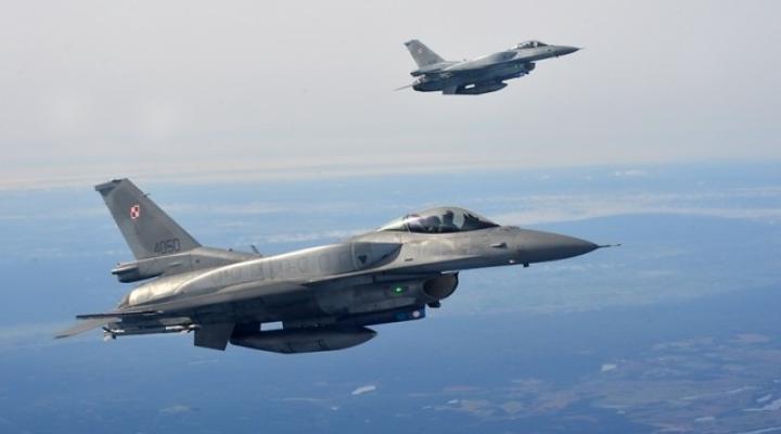 Dwa myśliwce F-16 (fot. mjr Robert Siemaszko / CO MON)