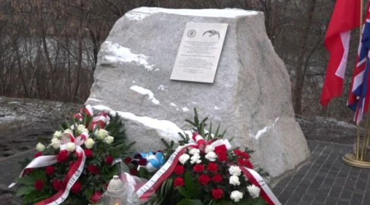 Obelisk upamiętniający lotników z Liberatora na bulwarze Lotników Alianckich w Krakowie (fot. telewizja.krakow.pl)