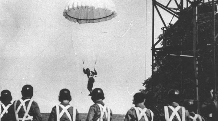 Szkolenie spadochronowe cichociemnych w Wielkiej Brytanii (fot. Narodowe Archiwum Cyfrowe)