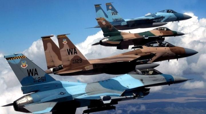 Samoloty F-15 i F-16 podzielone na dwie grupy: tzw. Blue Team (czyli „Dobrych”) i Red Team („Agresorów”) (fot. US Air Force)