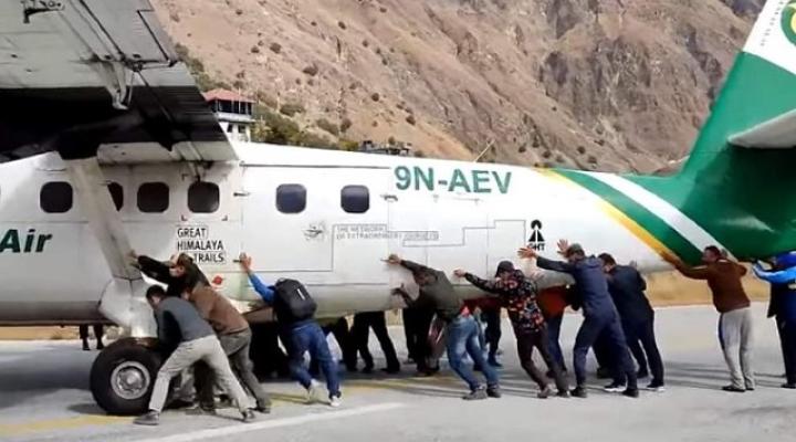 Pasażerowie wypychają samolot Tara Air, fot. youtube