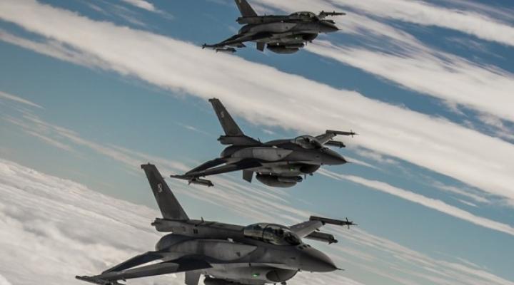 Trzy samoloty F-16 (fot. st. chor. sztab. Waldemar Młynarczyk)