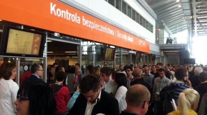 Lotnisko Chopina: monstrualne kolejki do kontroli bezpieczeństwa, Fot. twitter.com/tomaszmachala