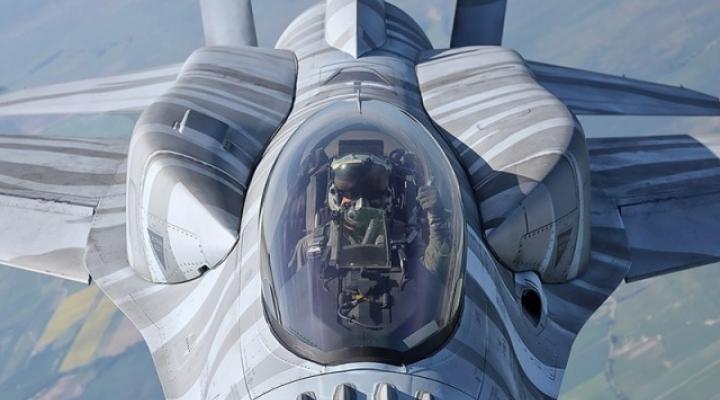 F-16 – widok z przodu z bliska (fot. Bartek Bera)