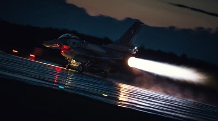 F-16 – start w nocy (fot. Piotr Łysakowski)