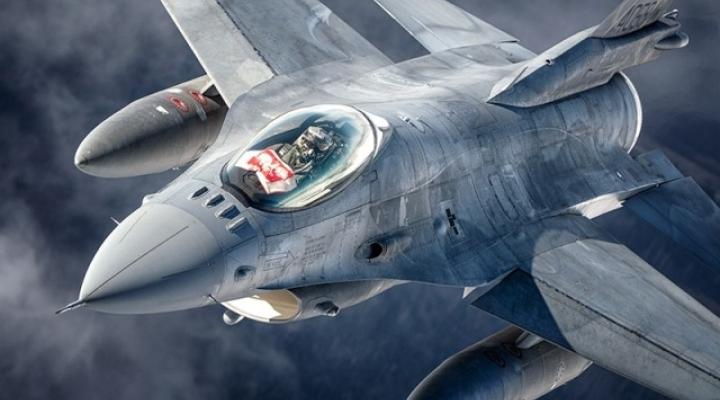 F-16 w powietrzu - widok z bliska z godłem (fot. Piotr Łysakowski)