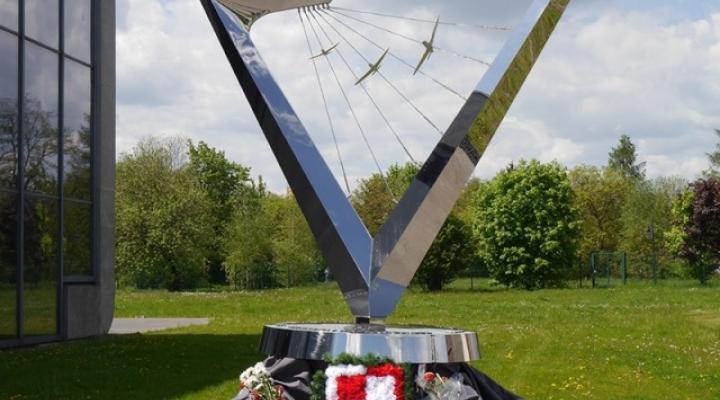 Victory Fly Past Memorial (Zwycięski Przelot) (fot. Jacek Szustakowski)