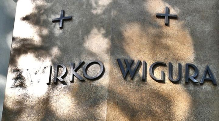 Grób Żwirki i Wigury - fragment ze zniszczonymi literami (fot. Filip Idzikowski)
