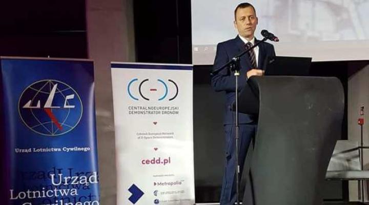 Mikołaj Wild, sekretarz stanu w Ministerstwie Infrastruktury otwiera konferencję „DRONY – Prawo, Technologia, Usługi” (fot. ULC)