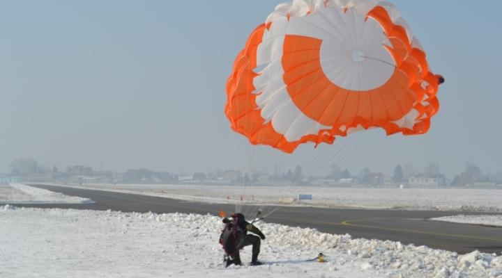 Szkolenie spadochronowe w 42. BLSz (fot. szer. Karol Sekuła / 42. BLSz)