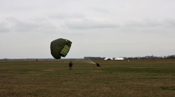 Pierwsze skoki ze spadochronem (fot. mł. chor. Artur Wiśniewski)