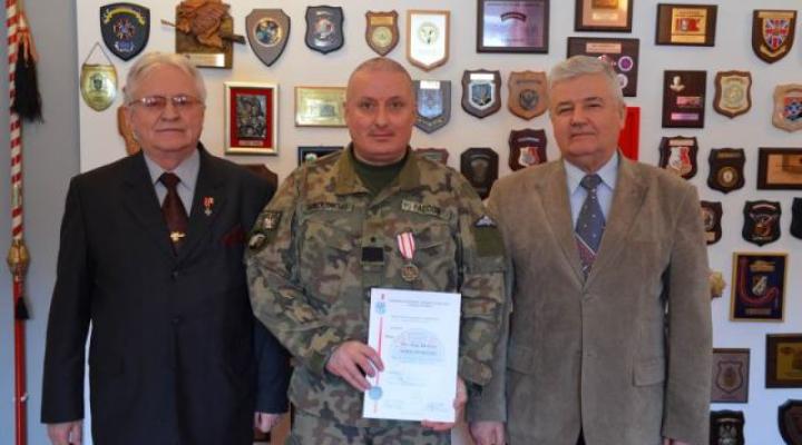 Kawalerzysta wyróżniony medalem "XXX - lecia Związku Żołnierzy Wojska Polskiego"