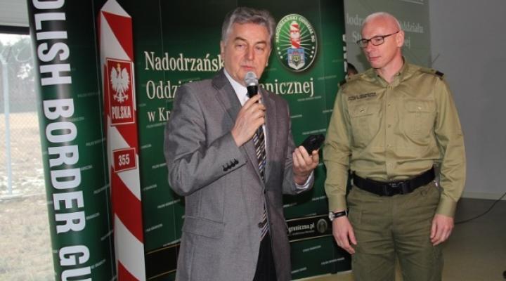 Przekazanie nowego sprzętu dla Straży Granicznej na lotnisku w Babimoście (fot. nadodrzanski.strazgraniczna.pl)