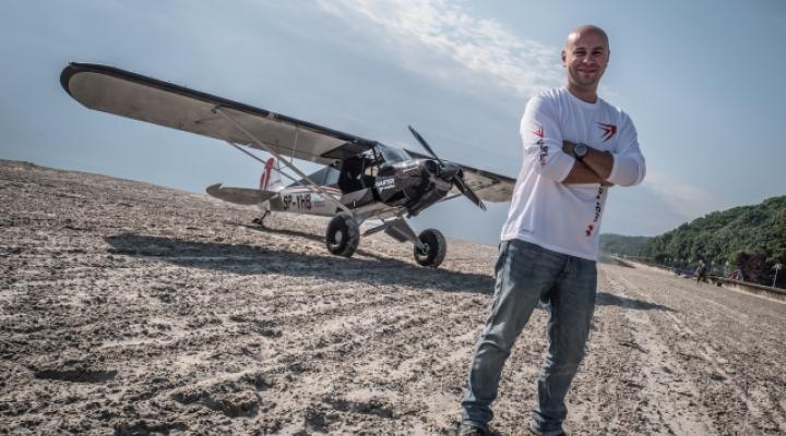 Kamil Skorupski po lądowaniu przy samolocie Carbon Cub (fot. Aeropact)