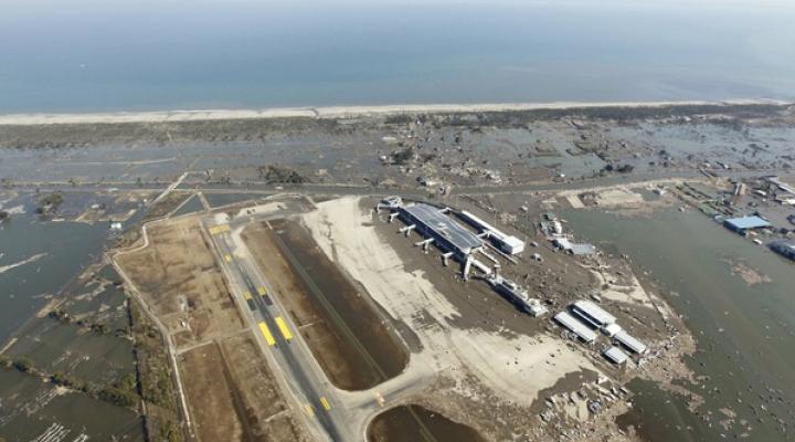 Zniszczone przez tsunami lotnisko Sendai