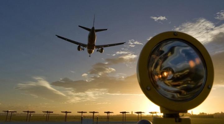 Samolot pasażerski na końcowym podejściu do lądowania, fot. eTurboNews