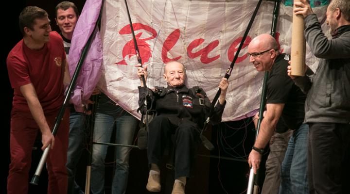 90-letni paralotniarz odznaczony Złotym Medalem AP