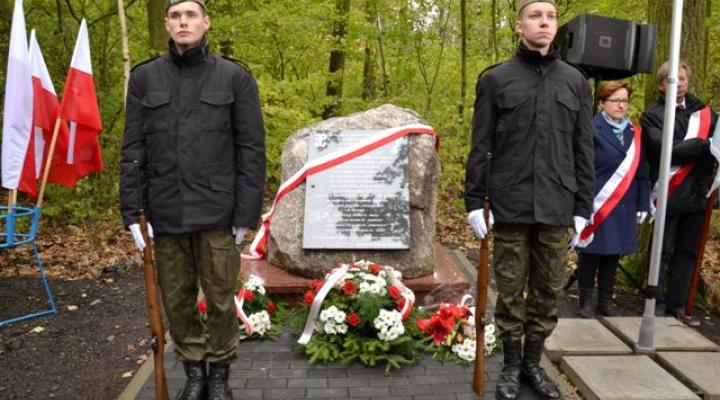 Uroczystość odsłonięcia kamienia upamiętniającego zrzut polskich żołnierzy koło Baniochy (fot. Gmina Góra Kalwaria)