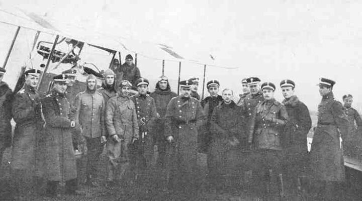 Personel i słuchacze Szkoły na Lotnisku Mokotowskim w maju 1919 roku/ źródło: wikipedia