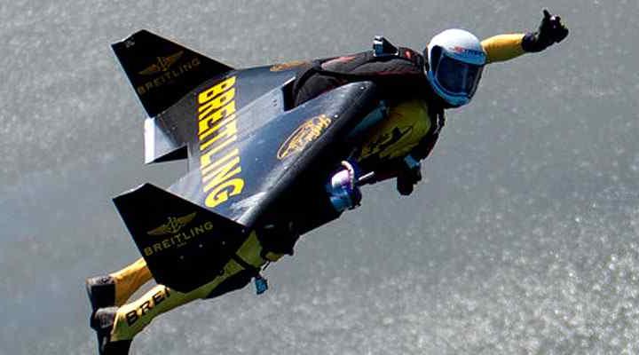 Jetman podczas pokazów lotniczych w Oshkosh